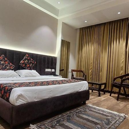 Hotel Alpine Plaza Shāhpur Esterno foto