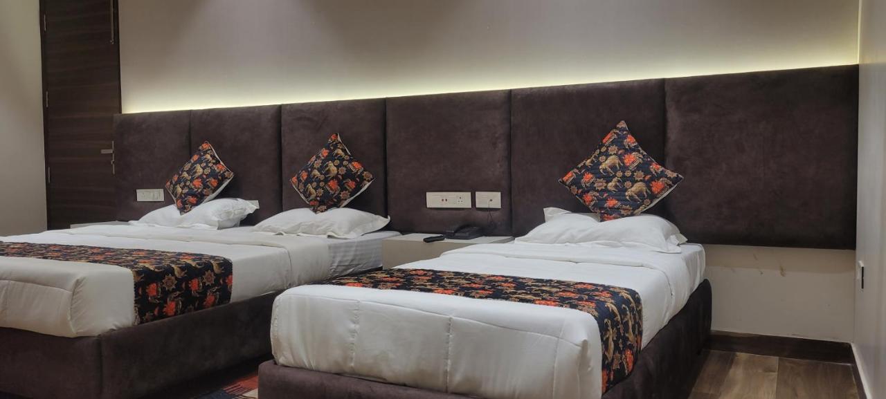 Hotel Alpine Plaza Shāhpur Esterno foto