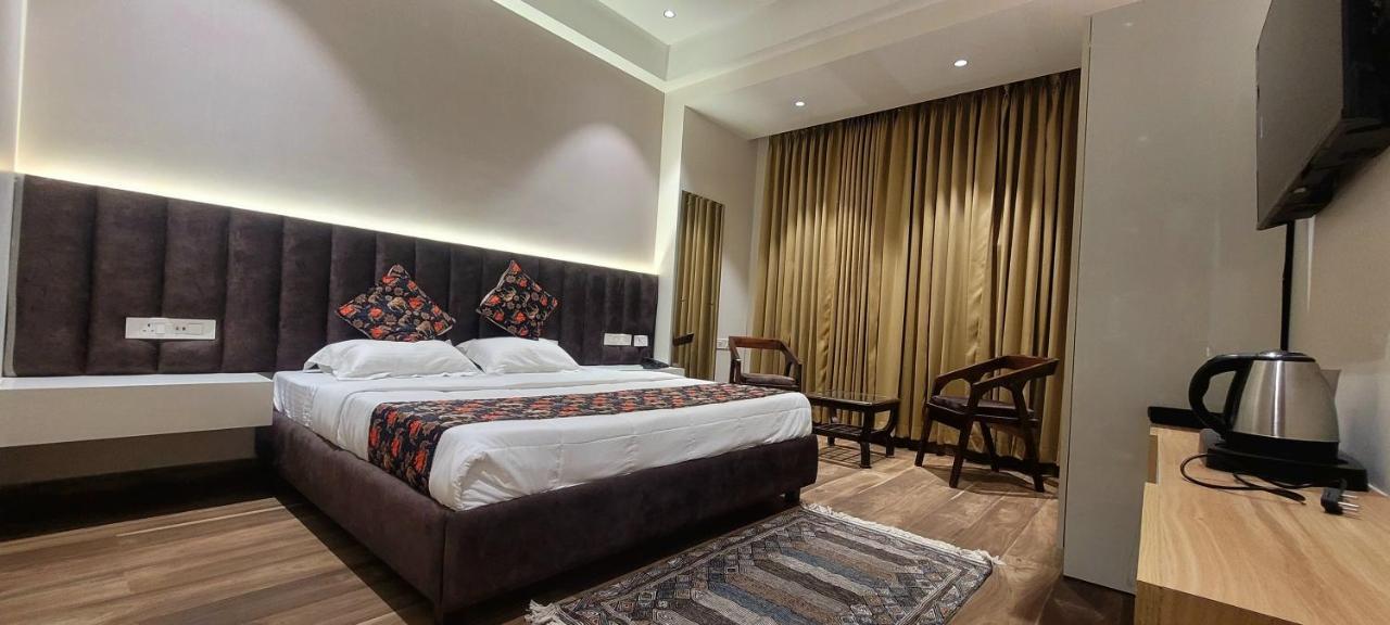 Hotel Alpine Plaza Shāhpur Esterno foto