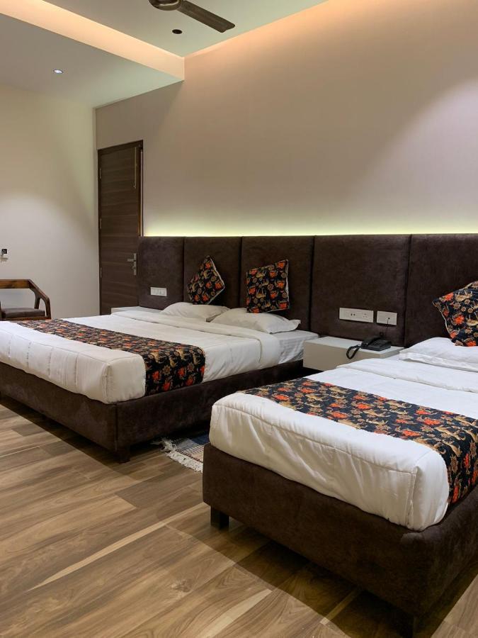 Hotel Alpine Plaza Shāhpur Esterno foto