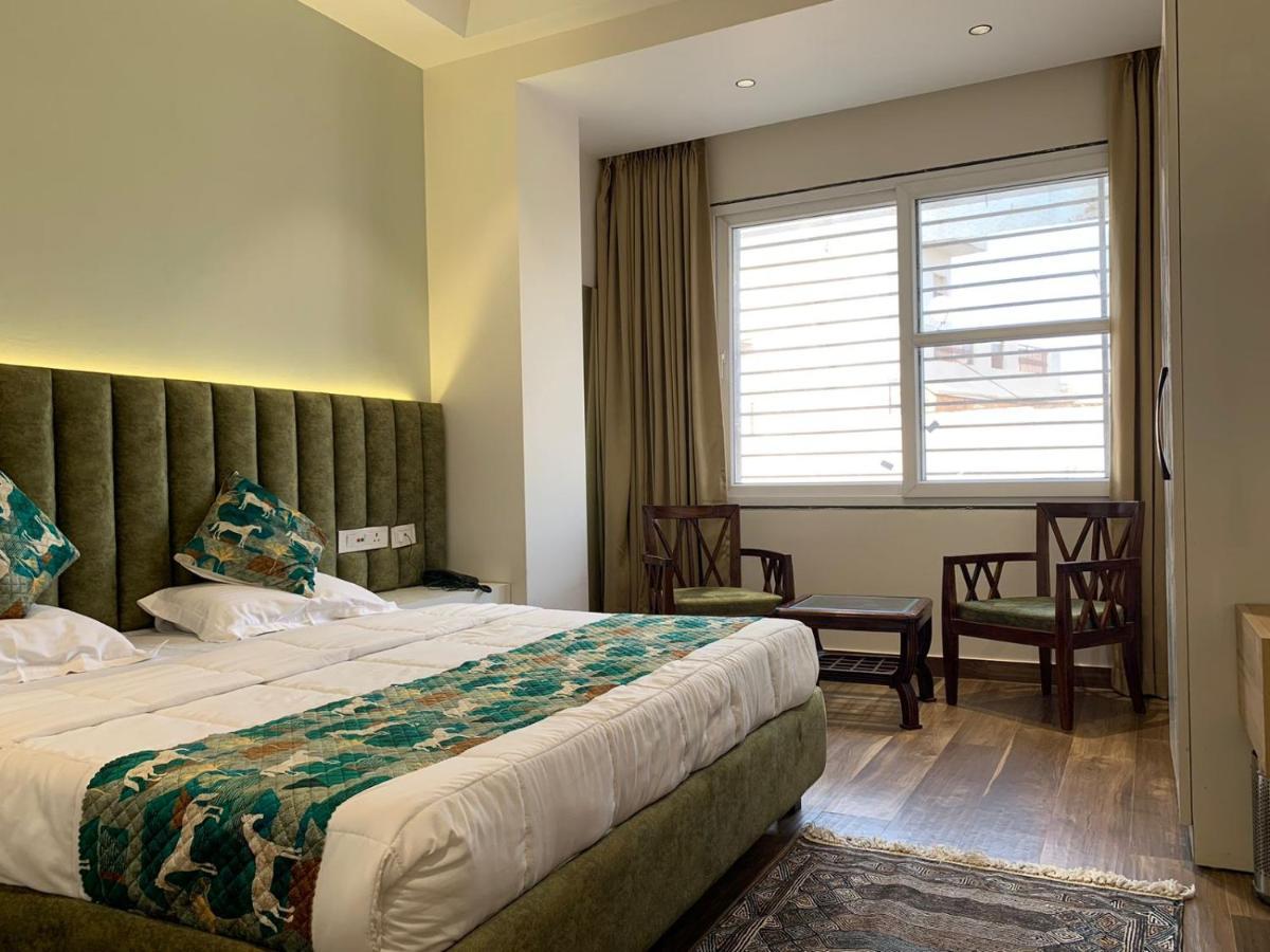Hotel Alpine Plaza Shāhpur Esterno foto